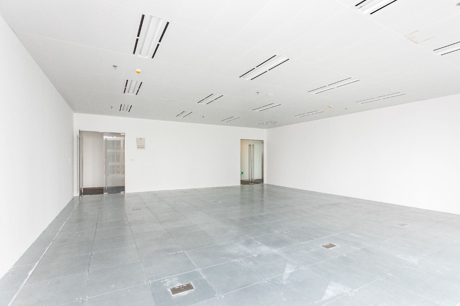 中庚环球创意中心1号线莲花路地铁站，户型方正，品质高端，采光充足