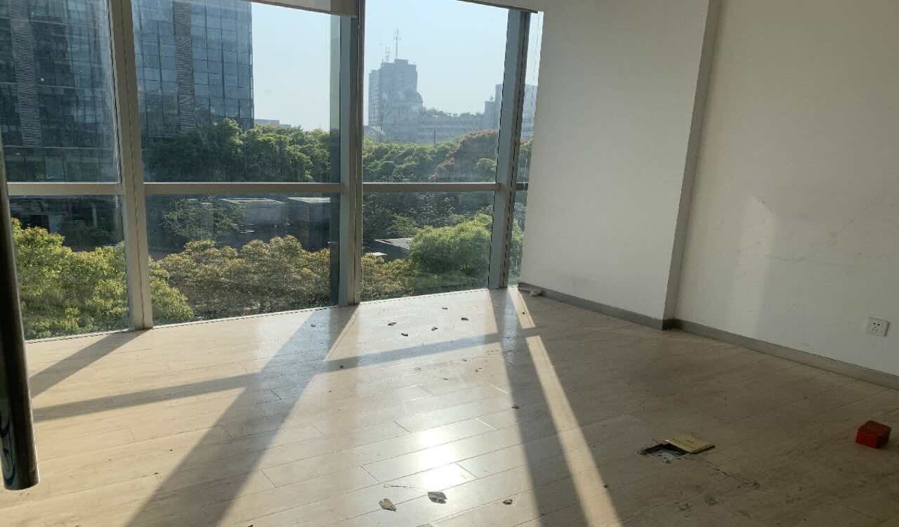 绿地蓝海1号线莘庄站，155平装修带隔断，落地玻璃窗采光充足