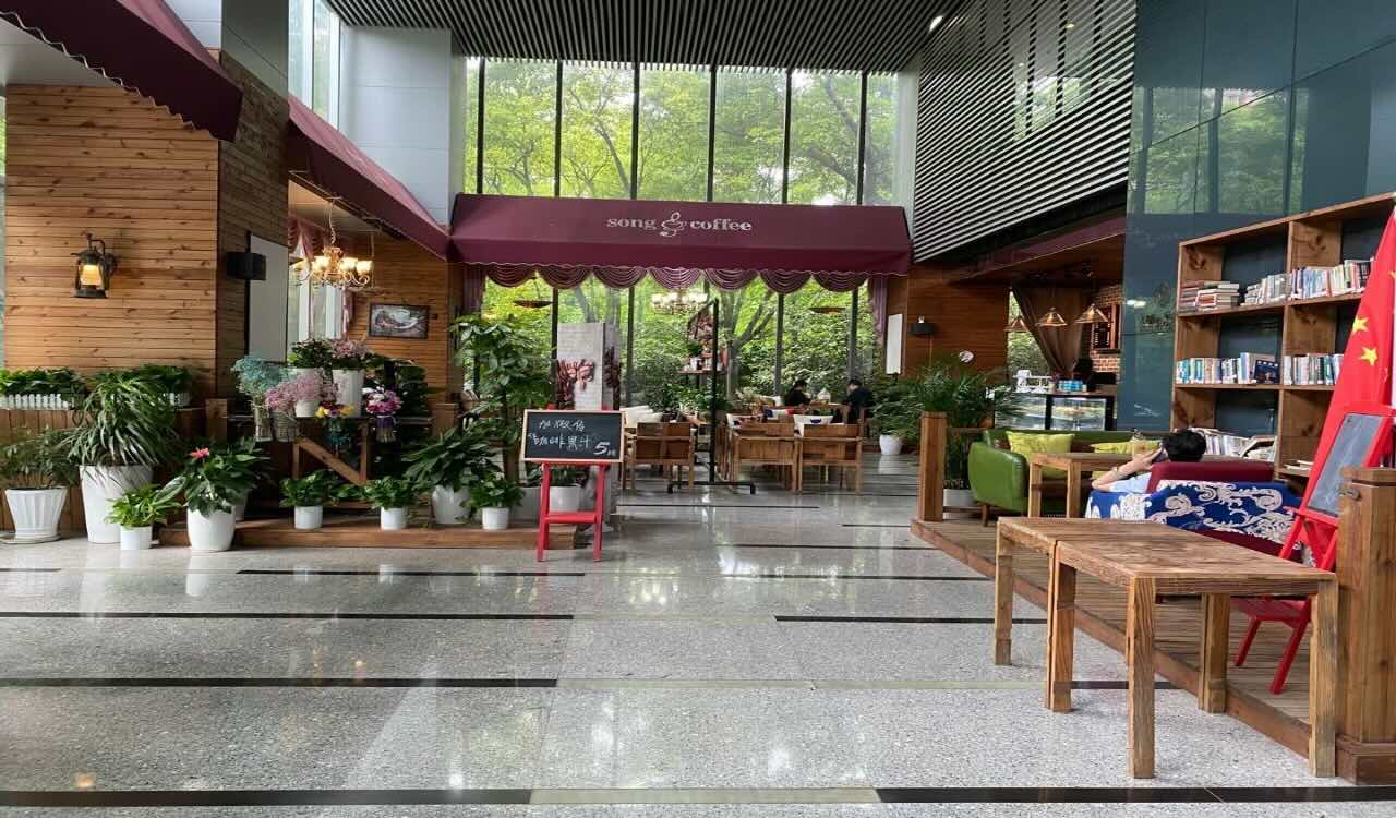 绿地蓝海莘庄站地铁口　绿地蓝海　200平精装朝南　有6间隔断
