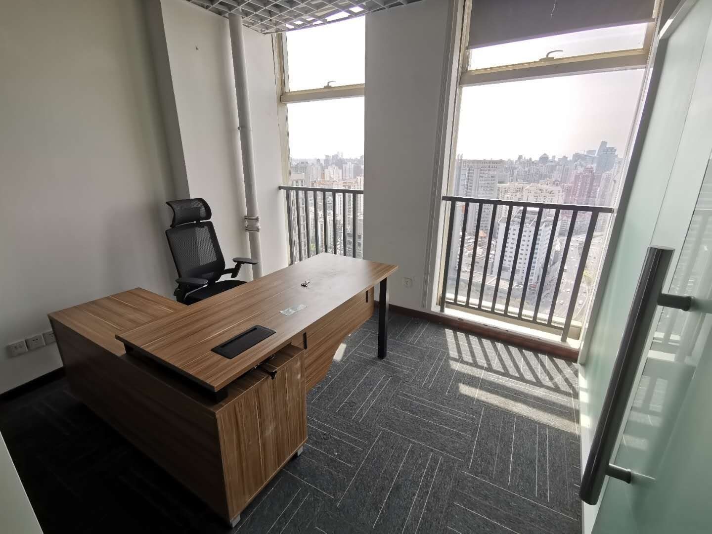 源达大厦精装修，落地大窗，视野开阔，物业家具，一价全包