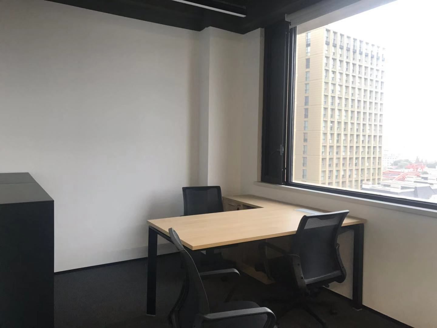 陆家嘴金融街区陆家嘴金融街区，精装修拎包入住，107平米 房型方正，