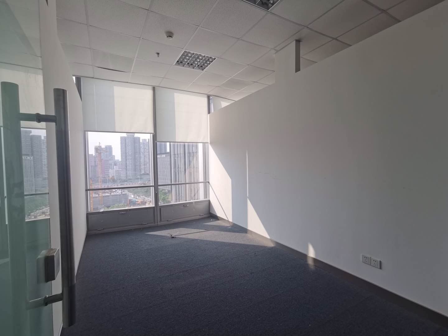 徐汇万科中心徐汇区徐汇万科中心330平，上家装修，公园旁办公
