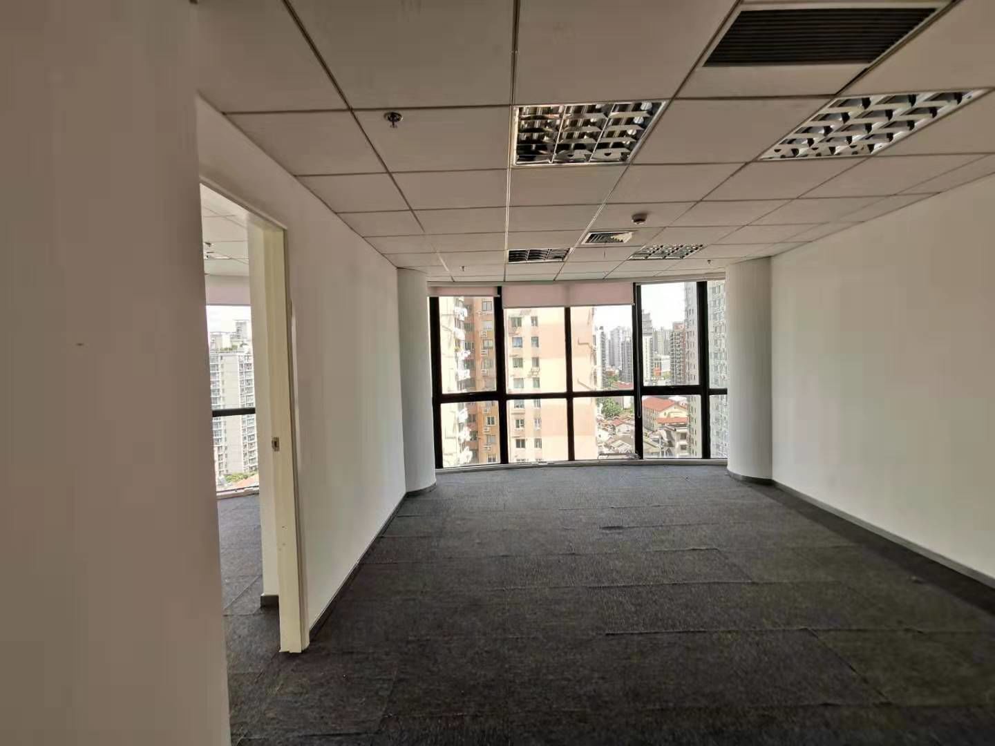 东吴证券大厦陆家浜路商圈，近地铁精装修带家具，户型正