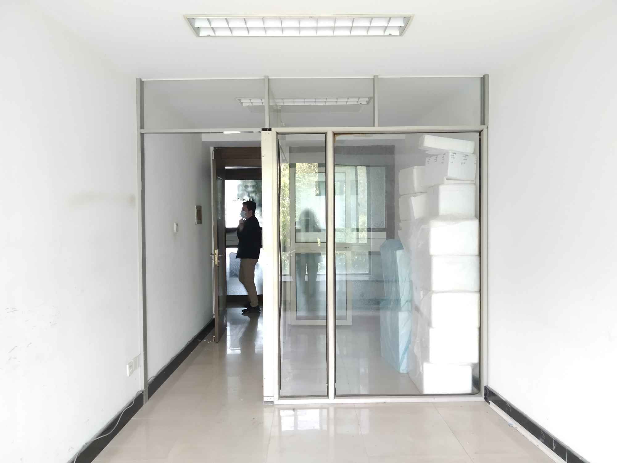 东华大学国家大学科技园长宁区热门园区，独立小面积办公室，随时看房