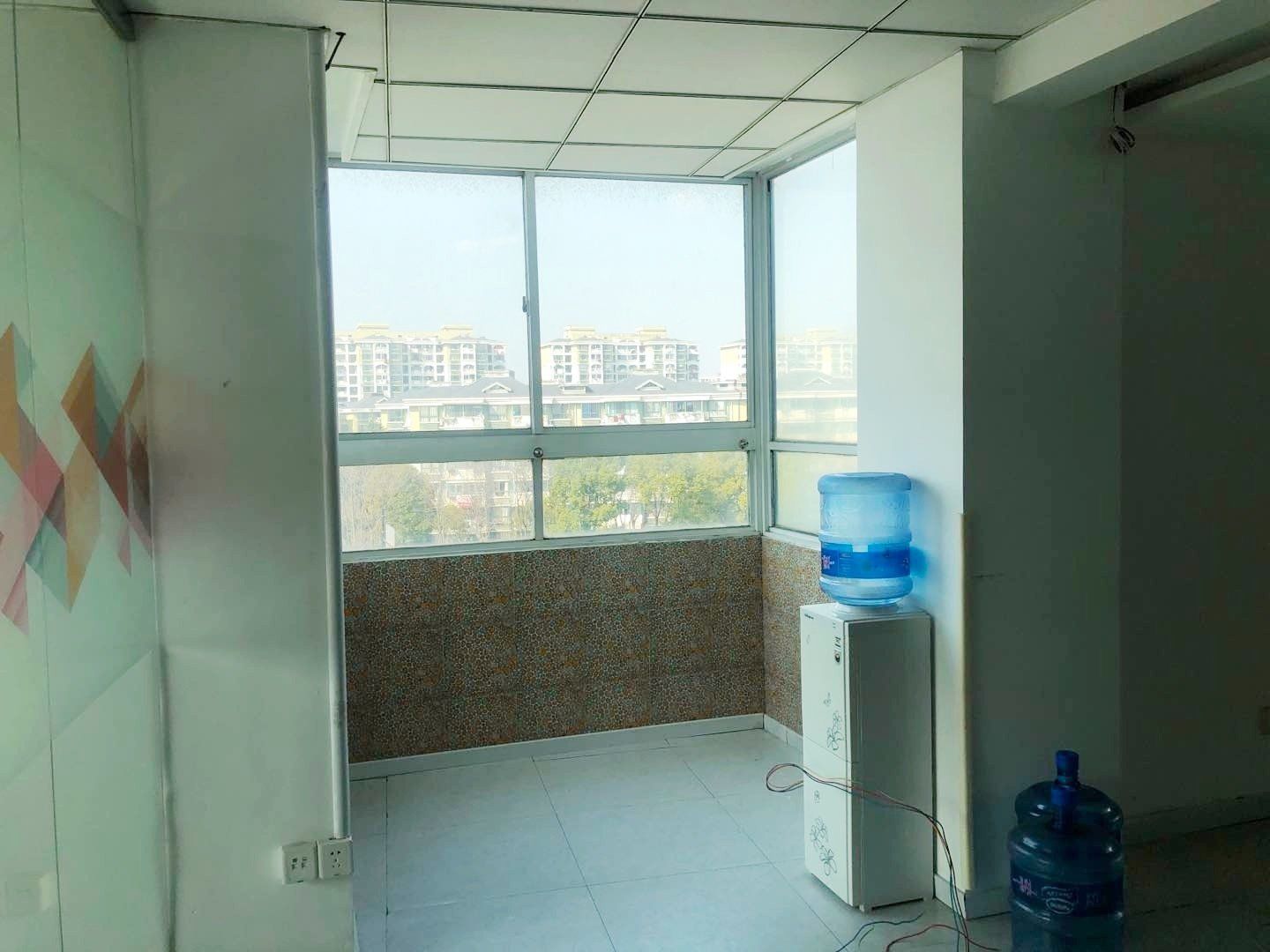 东华大学国家大学科技园创意园区环境优美，东华大学，独立办公，带隔间，采光好