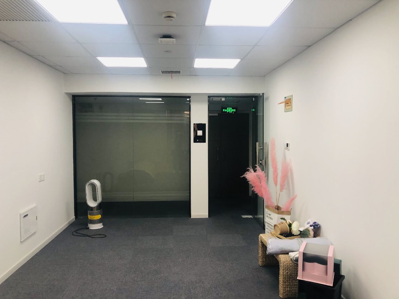 淮海金融大楼淮海中路繁华地段，淮海金融大楼，47平精装修