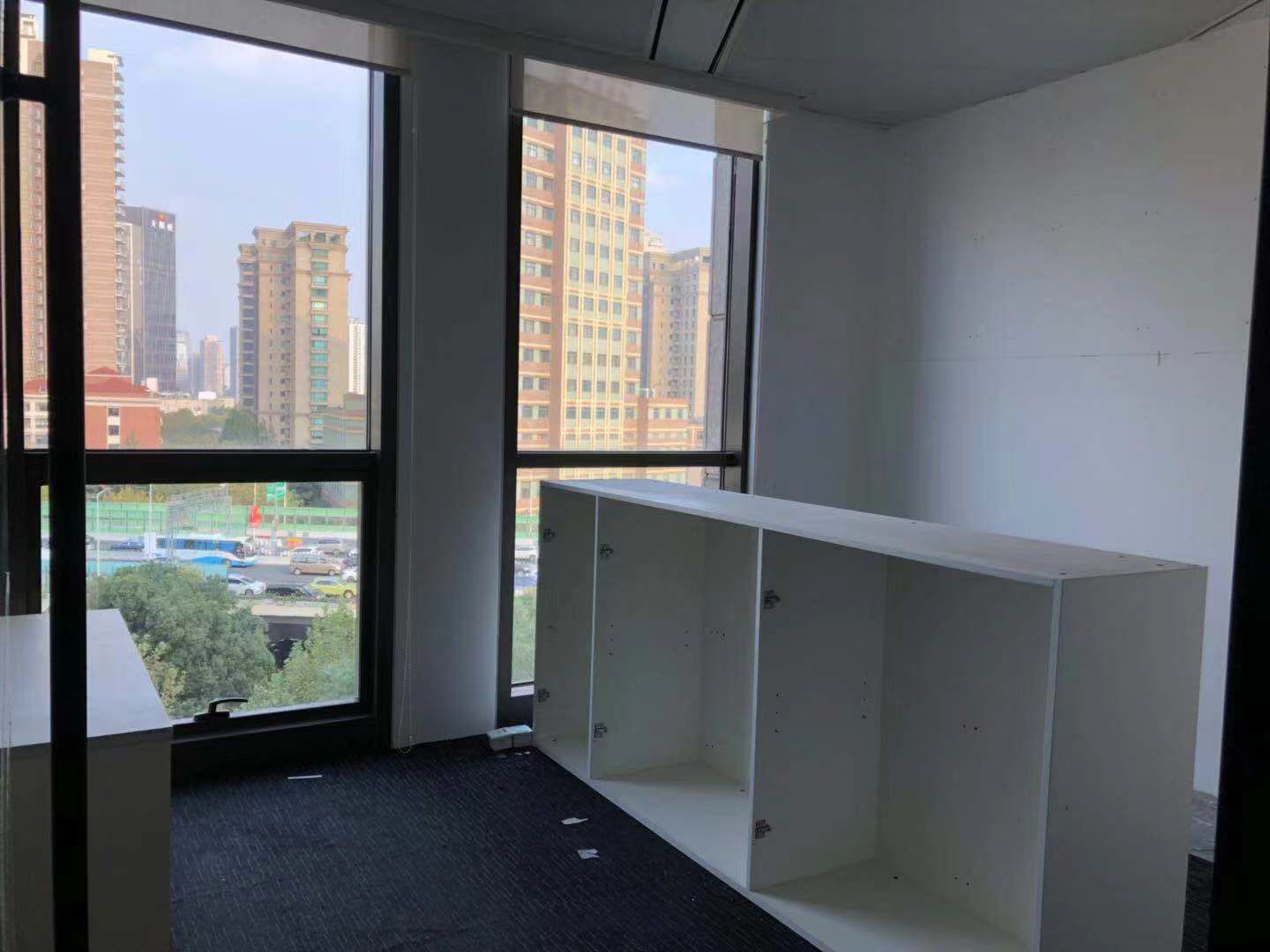 城汇大厦公园里，地铁口，闹中取静，名企为邻，多面各选择，城汇大厦