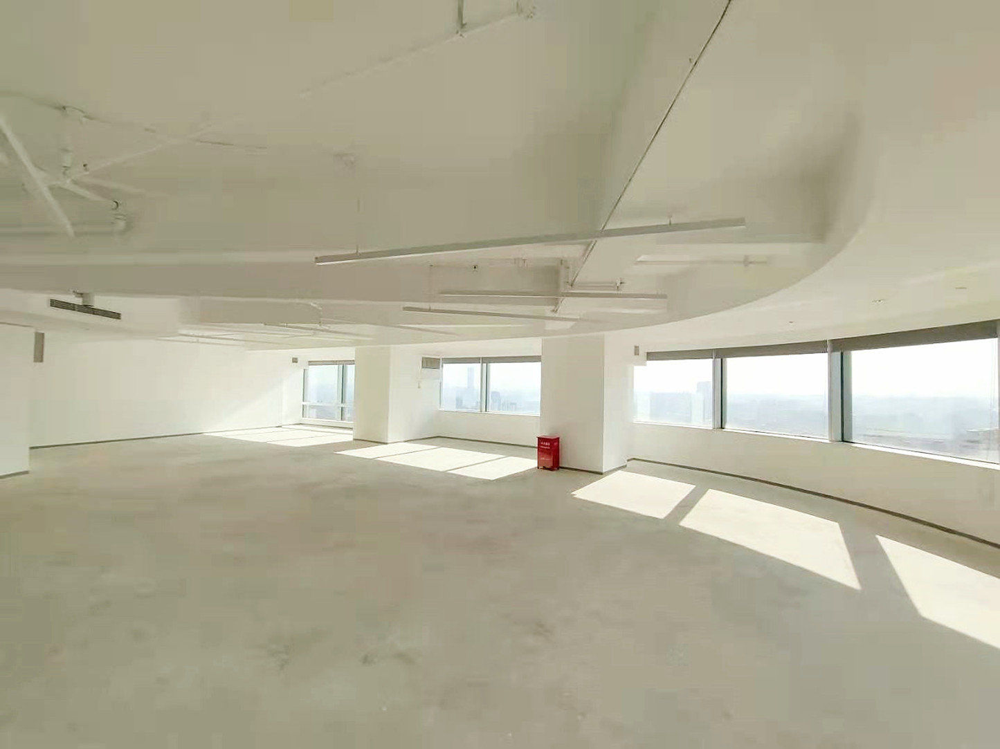 中港汇黄浦日月光CBD，长城金融大厦276，周边商城密集，地铁方便