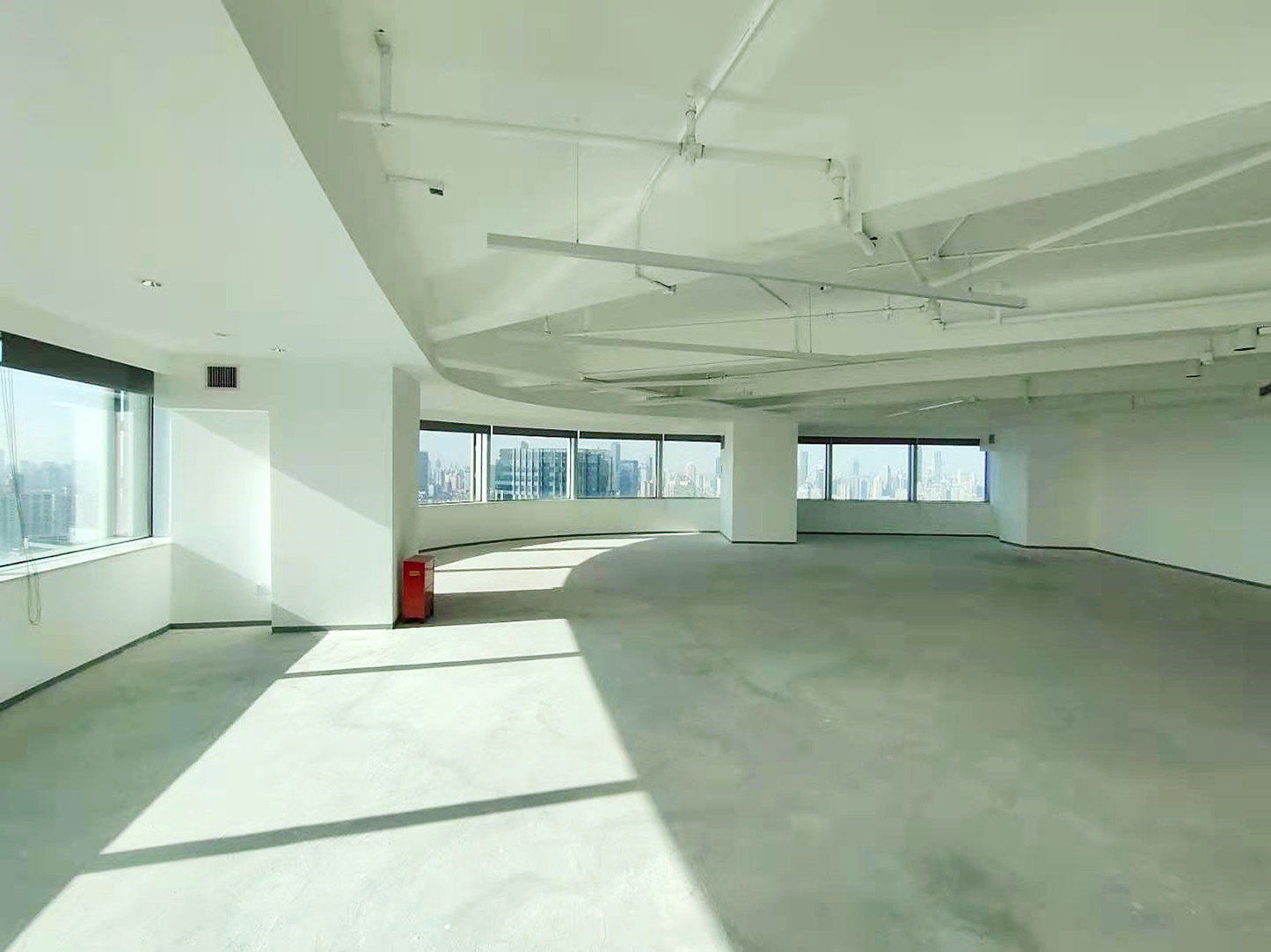 中港汇黄浦日月光CBD，长城金融大厦276，周边商城密集，地铁方便