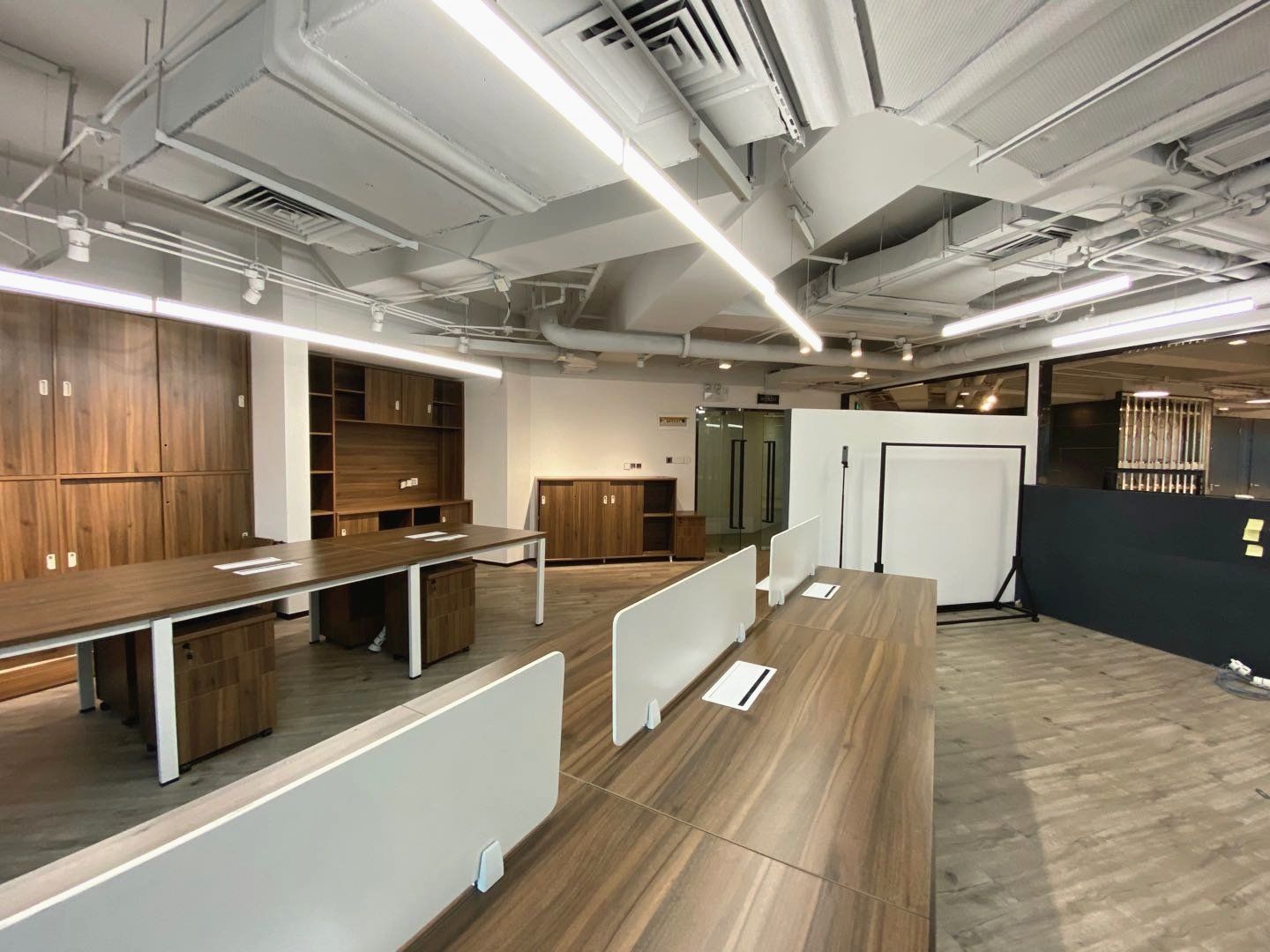 香港广场黄陂南路站直接连通　香港广场精装修有家具