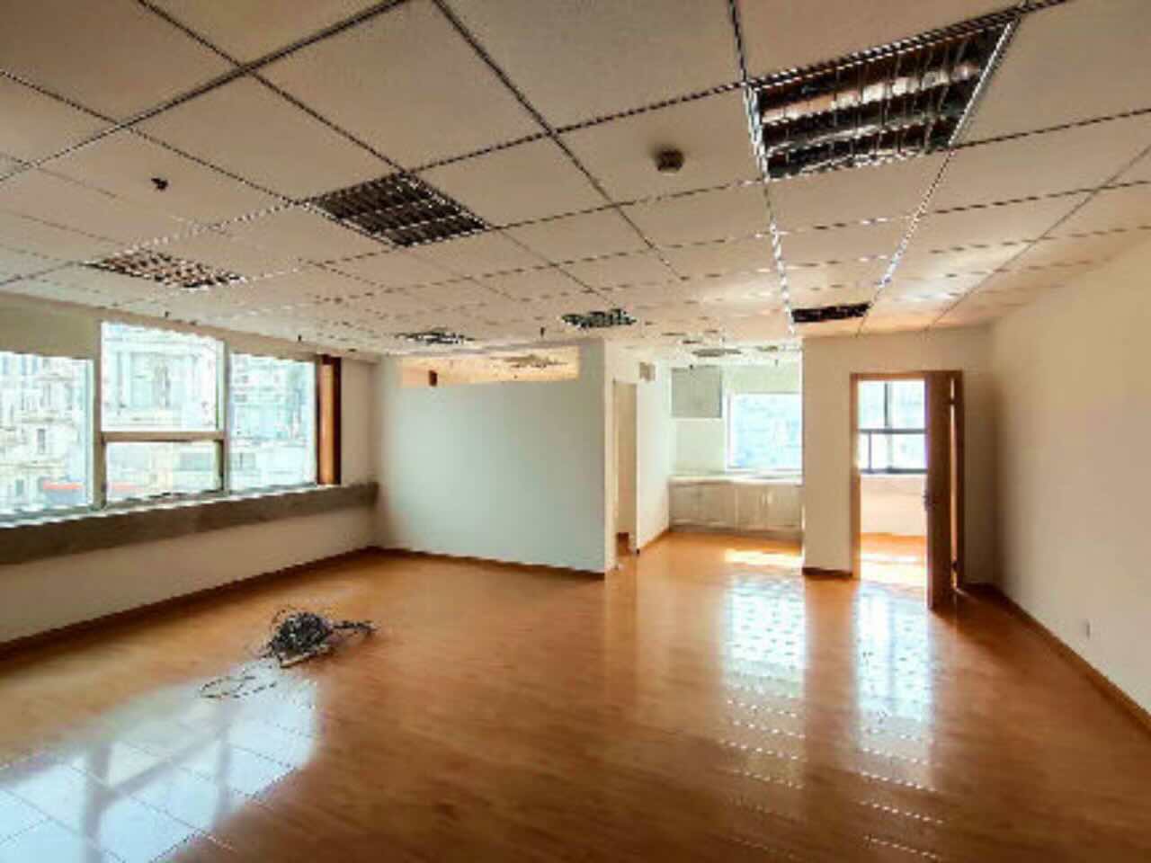 春申江大厦春申江大厦，173平办公室出租，得房率65，国企送免租期