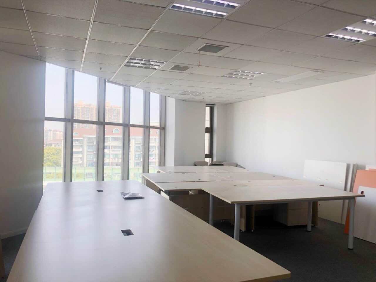中观产业园大柏树地铁口，独立空调，精装修带家具，正对电梯