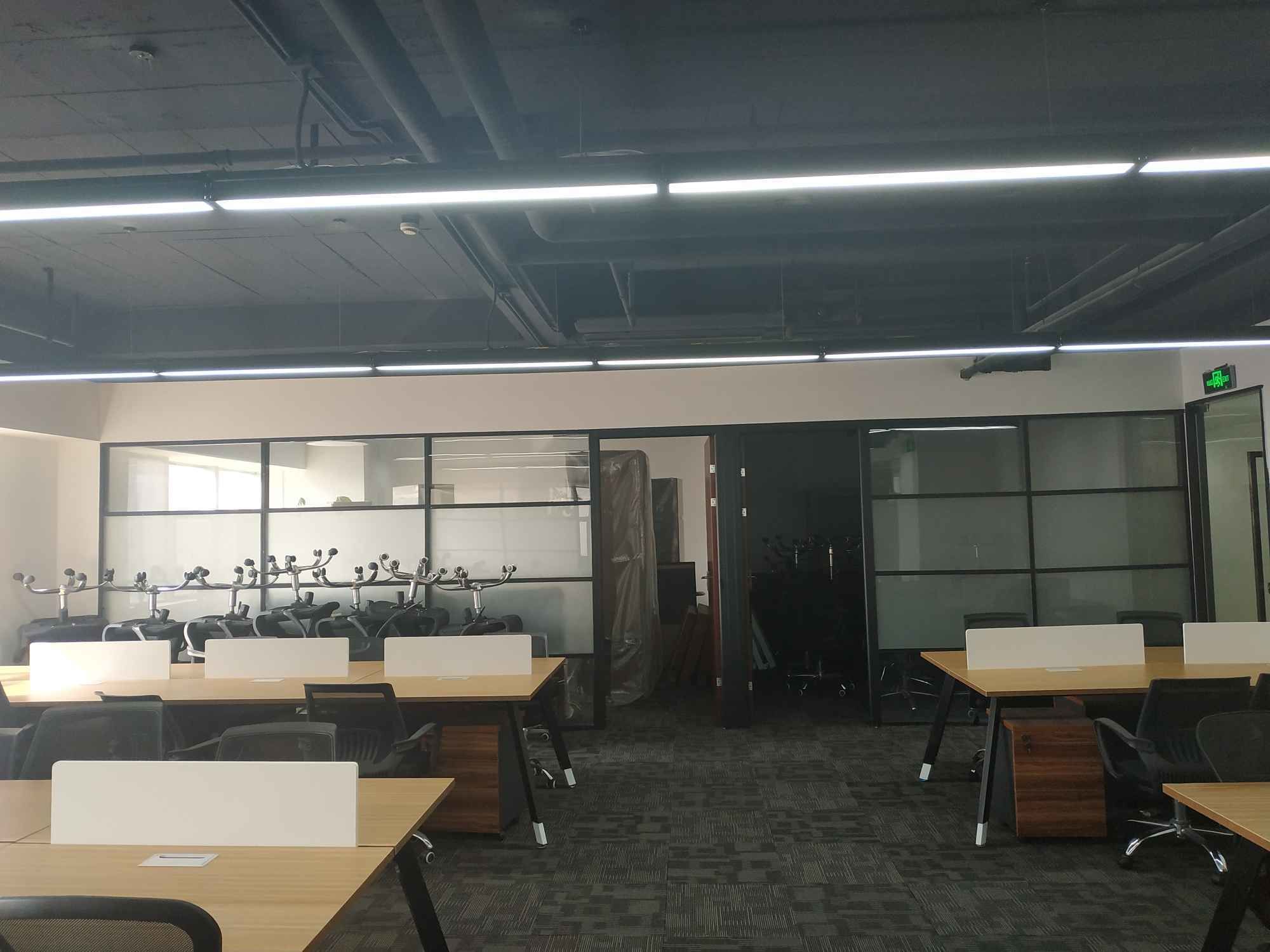华融大厦华融大厦 正对电梯 精装带家具429平 另有200至700平