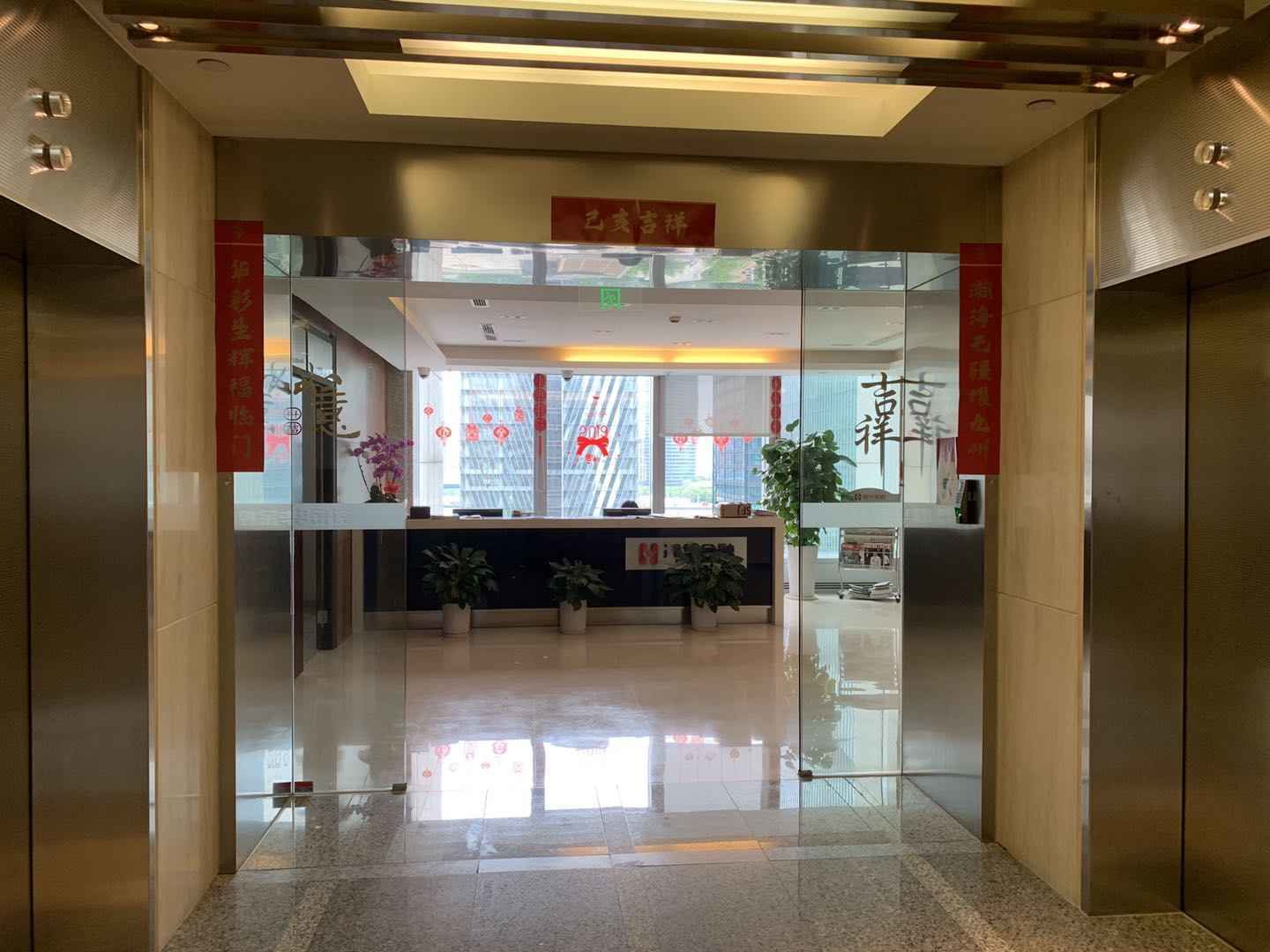 陆家嘴　　　上海银行大厦　　　精装修　　　朝北看江