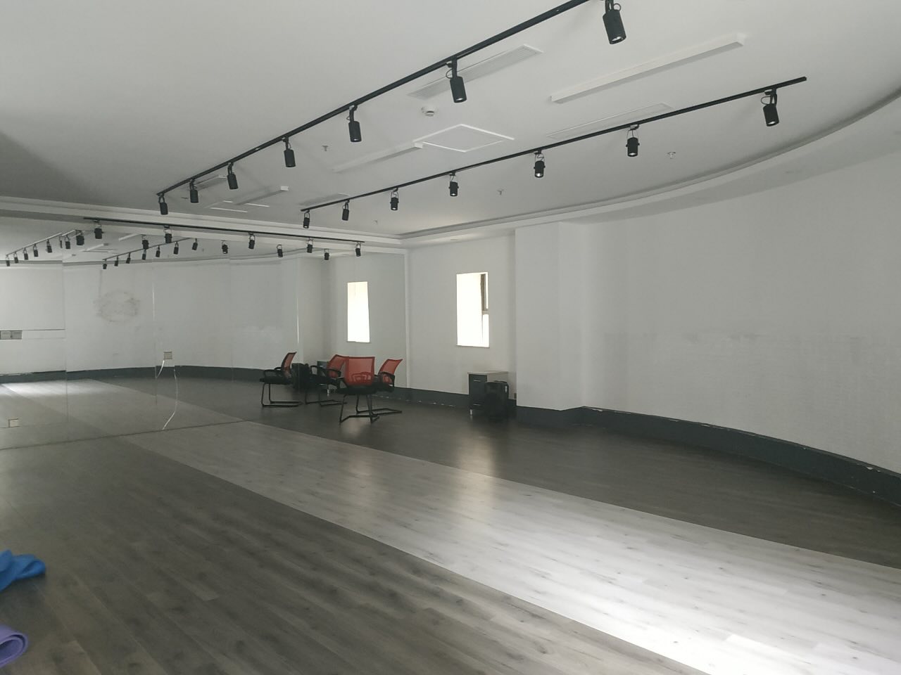 张杨路1657号130平米办公室出租_4.58元/m²/天