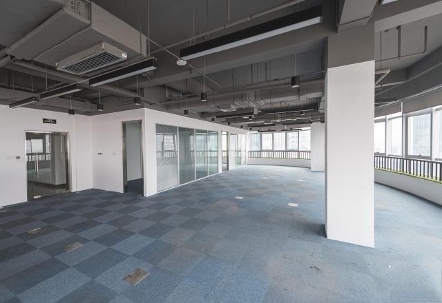 岚桥国际大厦世纪大道地铁站，岚桥国际大厦223平出租，房型方正，得房率高 
