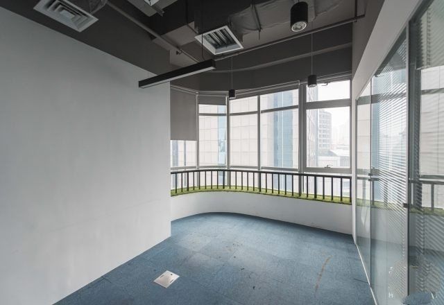 岚桥国际大厦世纪大道地铁站，岚桥国际大厦223平出租，房型方正，得房率高 