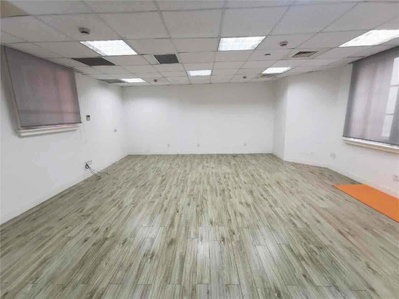 181南京东路地铁站旁，历史保护建筑，独立空调，户型方正