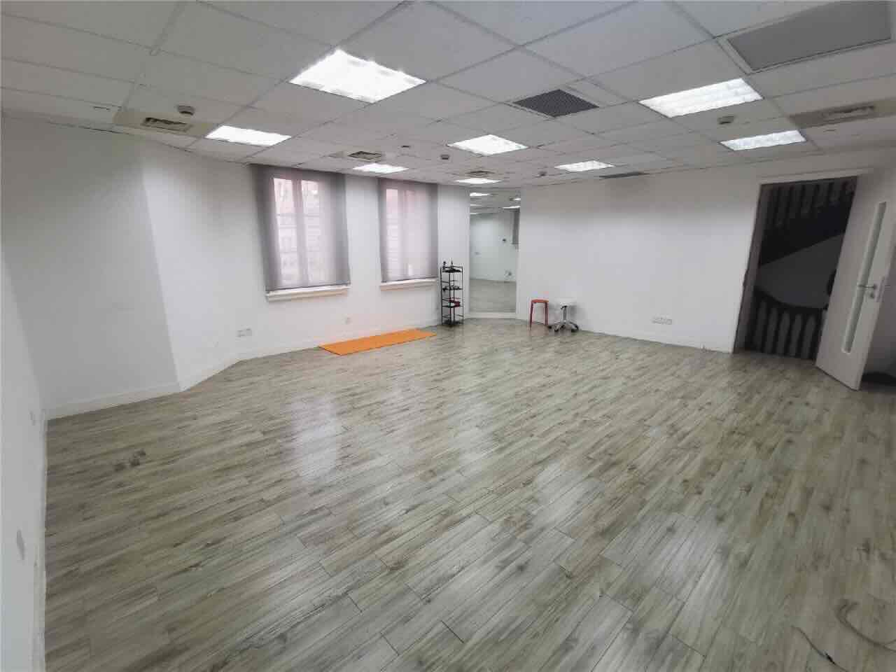 181南京东路地铁站旁，历史保护建筑，独立空调，户型方正