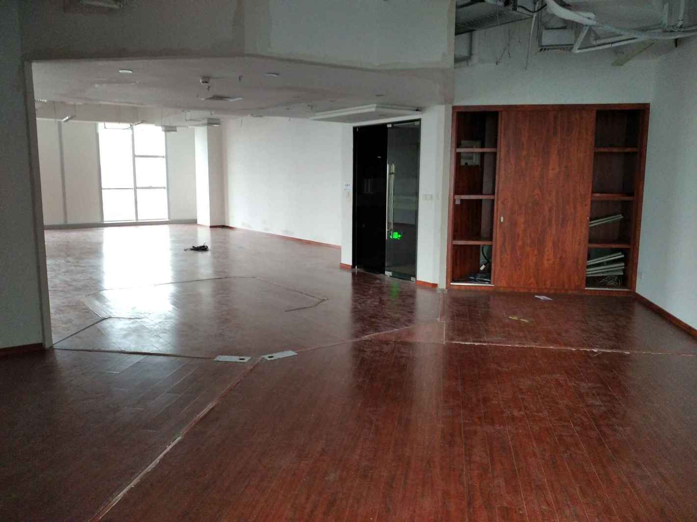 近铁城市广场13号线真北路地铁口 精装带家具 独立空调 高品质办公楼