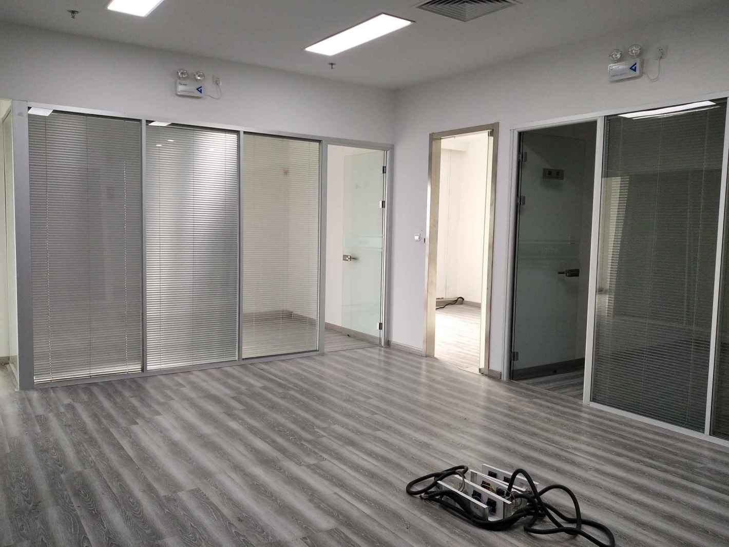 近铁城市广场13号线真北路地铁口62平，精装带家具，独立空调