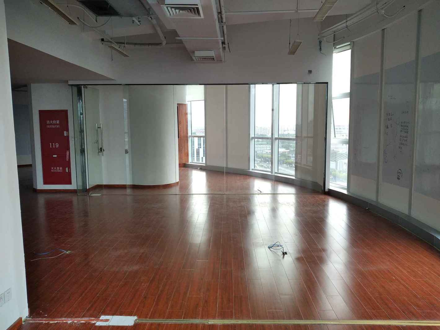 近铁城市广场13号线真北路地铁口 精装带家具 独立空调 高品质办公楼