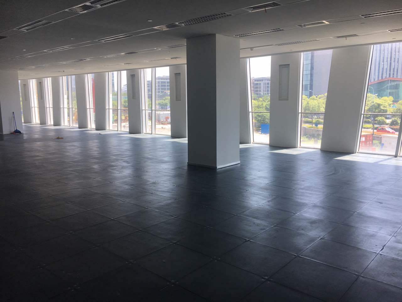 虹桥协信中心335平米办公室出租_3.50元/m²/天