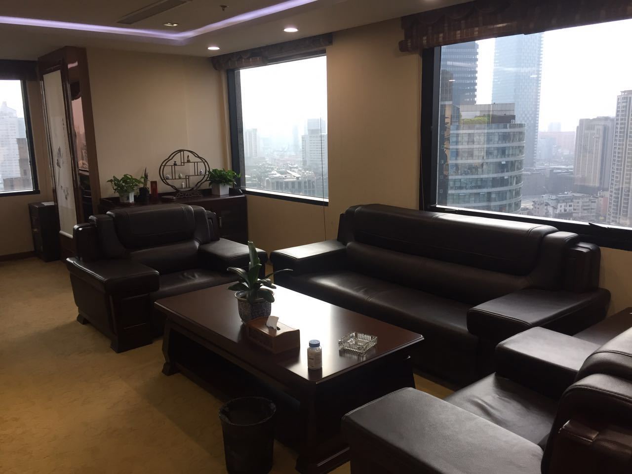 上海滩国际大厦692平米办公室出租_4.00元/m²/天